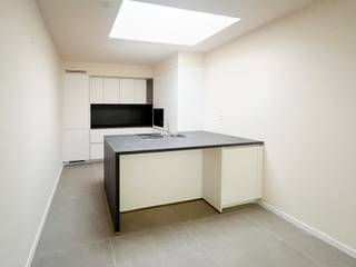 Vandaag nemen we je mee naar deze gerenoveerde woning gelegen in het rustige en charmante Eikevliet.We komen binnen via de prachtige trappenhal met...