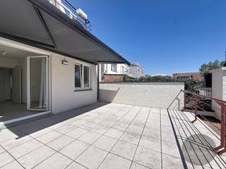 Dit appartement is gelegen op het eerste verdiep van een kleinschalige residentie (slechts 3 appartementen in het gebouw) te bereiken met de trap...