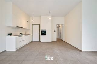 <p><span>BEN-nieuwbouw 2 slaapkamer appartement in hartje Aalst!<br /><br /></span><span>Den Botanikken Hof is een renovatie en nieuwbouw mix in het centrum van Aalst aan het recent vernieuwde Bauwensplein, op amper 3 minuten van het station en op nog geen 5 minuten van de mooiste winkelstraat.<br /><br />Dit appartement C1.2 is gelegen op de eerste verdieping en heeft zicht op de binnentuin.  Praktische inkomhal met afzonderlijk toilet, 2 slaapkamers waarvan 1 men ensuite ingerichte badkamer, lichtrijke leefruimte uitgevend op het terras (11m²), volledig ingerichte keuken met eiland en aansluitend een berging.  Het terras geeft uit op de binnentuin.<br /><br />Extra troeven:</span></p><ul><li><span>U geniet van 50 % korting op de onroerende voorheffing gedurende 5 jaar lang</span></li><li><span>Lage energiefacturen dankzij Bijna Energie Neutraal appartement</span></li><li><span>2 zonnepanelen</span></li><li><span>Kelderberging</span></li><li><span>Overdekte fietsenstalling</span></li></ul><p><span> </span></p><p><span><br />Verplichte aankoop van een ondergrondse autostaanplaats: (P16) € 25.500<br /><br />Aankoop onder registratierechten.<br /><br />Voor meer informatie of een bezoek, contacteer Tiebe op 0468 26 61 85 of mail Tiebe@immonuvo.be</span></p><p><span> </span></p>