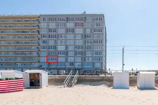 Deze instapklare studio te koop werd recentelijk gerenoveerd en is gelegen op de tweede verdieping van de residentie "Carlton" te Middelkerke. De studio situeert zich vlakbij centrum Middelkerke, het casino, openbaar vervoer, strand en zee. U geniet vanuit de studio van een prachtig frontaal zeezicht.Indeling: - inkomhall- leefruimte (27m²) - halfopen keuken (3m²) - badkamer voorzien van douche, lavabomeubel en spiegelkast- apart toilet- privatieve kelderbergingPluspunten:- fantastisch frontaal zeezicht- inclusief kelderberging- op wandelafstand van openbaar vervoer en winkels- voldoende parkeermogelijkheden in de buurt- vernieuwde verwarmingsinstallatie - PVC ramen met dubbel glas- gemeenschappelijke fietsenberging in het gebouw- gemeenschappelijke gangen recentelijk opgefrist- conforme elektriciteitskeuring- gunstig epc labelBent u op zoek naar een instapklare studio met frontaal zeezicht en te koop te Middelkerke? Aarzel dan niet om uw afspraak vast te leggen.Bestuursmaatregelen in het maatregelenregister: nee