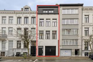 Welkom in dit prachtige familiehuis in Antwerpen dat het perfecte evenwicht biedt tussen comfort, stijl en ruimte. Met 210 vierkante...