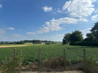 Vlakbij alle winkels en belangrijke invalswegen, bevindt zich deze volledig gerenoveerde woning die uitblinkt in comfort, licht en...