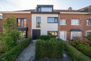 <h3><span>Instapklare, verrassend mooie en praktische architectenwoning nabij het Hof Ter Linden</span></h3><p><span>Ontdek deze unieke renovatie uit 2017 naar een ontwerp van </span><span>STAM Architecten</span><span>. Tussen het Molenveld, de Elsdonkwijk en achter het Hof Ter Linden, in een rustige, groene residentiële woonwijk, is dit echt een </span><span>topligging</span><span>. Bij de renovatie werd veel aandacht besteed aan de maximale optimalisatie van ruimte, lichtinval en opslagmogelijkheden.</span></p><p><span>Op een perceel van +/- 210 m² en met een totale bebouwde oppervlakte van +/- 180 m² + kelder beschikt de woning over de ideale volumes.</span></p><p><span>Het geheel bestaat uit een inkomhal met vestiaire en wc, een enorme open leefruimte met een knusse zitruimte aan de voorzijde, een eetruimte en een volledig ingerichte keuken aan de tuinzijde. De lange, ingemaakte kast van vestiaire tot keuken is een superleuke eyecatcher.</span></p><p><span>Op de 1ste verdieping zijn 2 slaapkamers met maatkasten te vinden, alsook een badkamer en aparte wc. Op de 2de verdieping vinden we nog eens 2 polyvalente slaapkamers met maatkasten en een douchekamer.</span></p><p><span>Tenslotte beschikt de woning over een praktische, droge kelder en een prachtig, zuidwestelijk georiënteerd terras dat dankzij de doorlopende polybetonvloer, op hetzelfde niveau als de leefruimte, en de volledig opengaande harmonicaramen in de zomer een unieke extensie van de woning biedt.</span></p><p><span>+ Topligging</span><span><br /></span><span>+ Nabij alle faciliteiten</span><span><br /></span><span>+ Zeer gunstige isolatie- en ventilatienorm</span><span><br /></span><span>+ Prachtige lichtinval en verlichtingsconcepten</span><span><br /></span><span>+ Enorm veel opslagmogelijkheden</span><span><br /></span><span>+ Gunstig georiënteerde tuin en terras</span></p>