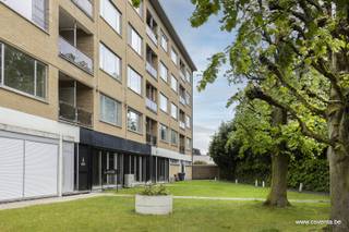 Dit vernieuwde appartement bestaande uit: inkomhal, woonkamer - salon met aansluitende vernieuwde keuken en berging. Badkamer met douche, 2 slaapkamers en apart toilet. <br /><br />Terras en lift aanwezig.<br /><br />Mogelijkheid tot huren van een garage.<br /><br />Onmiddellijk beschikbaar.<br /><br />EPC 175 kWh/m²