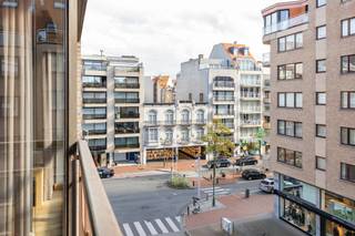 <strong>Knokke: Instapklaar 2-slaapkamerappartement te koop met zuidgericht terras op 3 min wandelen van de zeedijk in Knokke. </strong><br /><br />Op zoek naar een instapklaar appartement op een gunstige ligging in Knokke? Dit verzorgde appartement, gelegen in de Taborastraat 4, biedt een aangename woonomgeving en vormt de ideale opportuniteit voor wie op zoek is naar een eigen stek aan de kust, een tweede verblijf of een interessante investering.<br /><br /><strong>Indeling: </strong><br />Inkomhal, gastentoilet, lichtrijke en aangename leefruimte, volledig uitgeruste keuken, 2 volwaardige slaapkamers met inbouwkasten, badkamer met ligbad en dubbele lavabo, zuidgericht terras.<br /><br /><strong>Troeven: </strong>
<ul><li>Instapklaar appartement.</li><li>Praktische en aangename indeling.</li><li>Toplocatie vlakbij Vanbunnenplein en Rubensplein.</li><li>Zonnig terras.</li><li>Privatieve kelder en gemeenschappelijke fietsenberging. </li></ul>
Meer informatie? Contacteer Ayita op 0496 13 43 12 of via ayita@eraservimo.be.