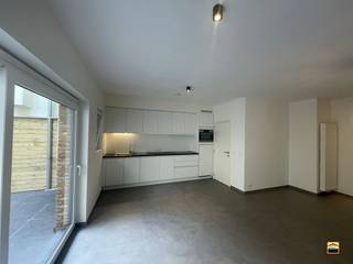 <p><span>Instapklaar gelijkvloers appartement op toplocatie in het hart van Borgloon </span></p><p><span>Op een uitstekende ligging, midden in het centrum van Borgloon, bevindt zich dit moderne <br />gelijkvloerse appartement. Het appartement maakt deel uit van een gebouw dat in 2019 <br />volledig opnieuw werd opgebouwd, waardoor u geniet van hedendaags wooncomfort, een <br />energiezuinige afwerking en een uitstekende bereikbaarheid. </span></p><p><span>De lichtrijke leefruimte vormt samen met de open keuken het hart van de woning en biedt <br />via een grote raampartij toegang tot een aangenaam terras, waar u in alle rust kunt genieten. <br />Het appartement beschikt over twee volwaardige slaapkamers, beide voorzien van elektrische <br />rolluiken voor extra comfort en privacy. <br />De badkamer is stijlvol ingericht met een inloopdouche en een lavabo. Daarnaast is er een apart <br />gastentoilet, wat het dagelijks gebruik extra praktisch maakt. </span></p><p><span>Dankzij de hoogrendementsketel op aardgas, hoogrendementsbeglazing en een EPC-label A bent <br />u verzekerd van een energiezuinige woning met lage verbruikskosten. </span></p><p><span>De centrale ligging is een absolute troef. Winkels, horeca, openbaar vervoer en alle dagelijkse <br />voorzieningen bevinden zich op wandelafstand, waardoor u optimaal geniet van het stadsleven <br />zonder in te boeten aan wooncomfort.</span></p><p><span>Troeven op een rij:</span></p><ul><li><span>Centrale ligging in het centrum van Borgloon </span></li><li><span>Gebouw volledig heropgebouwd in 2019 </span></li><li><span>Geen algemene onkosten, behalve de blokpolis</span></li><li><span>2 slaapkamers met elektrische rolluiken </span></li><li><span>Lichtrijke leefruimte met open keuken </span></li><li><span>Aangenaam terras </span></li><li><span>Badkamer met inloopdouche en lavabo </span></li><li><span>Apart gastentoilet </span></li><li><span>EPC-label A </span></li><li><span>CV op aardgas met hoogrendementsketel </span></li><li><span>Hoogrendementsbeglazing </span></li><li><span>Winkels, horeca en voorzieningen op wandelafstand </span></li></ul><p><span><br />Een instapklaar en energiezuinig appartement dat perfect geschikt is als eigen woonst, investering <br />of voor wie comfortabel en centraal wil wonen.</span></p><p><span>Wenst u meer informatie over dit appartement of een bezichtiging?<br />Contacteer ons via 012 26 22 05 of info@hetimmohuis.be</span></p>