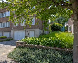 Statige bel-étage woonst met prachtige tuin en ruime woonoppervlakte. Gelegen in een rustige en fleurige straat nabij invalswegen en openbaar vervoer.