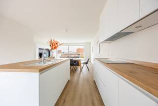 Dit appartement maakt deel uit van het nieuwbouwproject De Blauwe Parel - Residentie Palawan Beach.<br /><br />Het appartement is gelegen op de gelijkvloerse verdieping en werd op plan ingedeeld als volgt:<br />Inkomhal met toilet, berging, open ingerichte keuken, lichtrijke leefruimte palend aan het terras, technische ruimte, 2 slaapkamers en 1 badkamer met douche.<br />Het terras is zuidelijk georiënteerd. <br /><br />In het ondergronds complex zijn zowel autostaanplaatsen als afgesloten garageboxen die vrijblijvend kunnen aangekocht worden met het appartement.<br /><br />Appartement: 94,44 m²<br />Terrassen: 20,61 m²