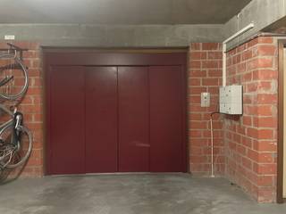 Gemakkelijk bereikbare autostandplaats in een verzorgde residentie.  Op het gelijkvloers gelegen en bereikbaar via een autolift.Onmiddellijk...