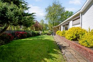 Mooi bouwperceel van 1894 m² gelegen in het residentiële Oud-Turnhout, mits afbraak van de aanwezige woning. <br /><br />Het perceel is schitterend gelegen, achteraan zuidgericht, grenzend aan natuurgebied, dus gegarandeerd groen. <br /><br />Voor het eigendom is geen verkavelingsvergunning gekend. De bepalingen van het gewestplan, nl. woonparkgebied, zijn van toepassing. Meer informatie op eenvoudig verzoek verkrijgbaar. <br /><br />Bijzonderheden: <br />- woning heeft EPC waarde van 1165 kWh/m² - F label, dus renovatieverplichting