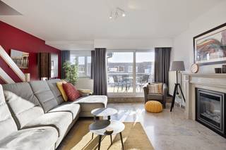 Dit uitstekend onderhouden en instapklaar duplex appartement wordt te koop aangeboden op een strategische ligging. Bent u op zoek naar kwalitatief vastgoed in Blankenberge? Dan is dit lichtrijke pand met een gunstig EPC ongetwijfeld iets voor u. Dankzij de aanwezige raampartijen en de gunstige oriëntatie geniet u hier de hele dag door van natuurlijk licht.De indeling van het appartement is als volgt:4eV- inkomhal met gastentoilet- lichtrijke leef- en eetruimte met terras- geïnstalleerde keuken- slaapkamer met douchevoorziening- bergruimte5eV- ruime slaapkamer met badkamer- toegang tot het ruime dakterras (53m²)Ruime kelderberging, ideaal als fietsenberging.Dit appartement in Blankenberge biedt niet alleen veel binnenruimte, maar blinkt ook uit door zijn buitenruimtes. De terrassen zijn ideaal voor wie houdt van zon en rust. De ligging in Blankenberge garandeert bovendien een vlotte bereikbaarheid en de nabijheid van alle noodzakelijke voorzieningen, zoals scholen, winkels en het station.Wenst u dit unieke appartement te kopen? Aarzel dan niet, want bij de verkoop van dergelijke pareltjes moet u er snel bij zijn. Overweegt u de aankoop van een tweede verblijf of een vaste woonst in Blankenberge? Maak dan vandaag nog uw afspraak voor een bezichtiging.