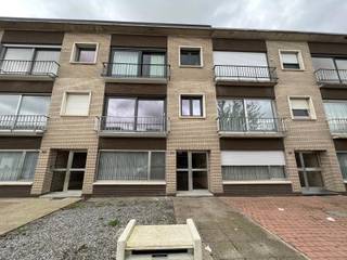 Dit gerenoveerde appartement bevindt zich op de eerste verdieping van een kleinschalig gebouw. Indeling: inkomhal met gastentoilet, vervolgens...