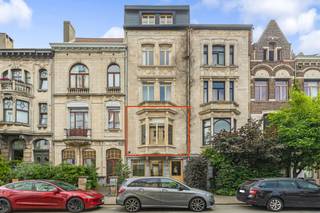 Achter de gevel van een prachtig herenhuis in het hartje van Berchem bevindt zich dit mooi gerenoveerde, gezellige appartement. Dankzij de...