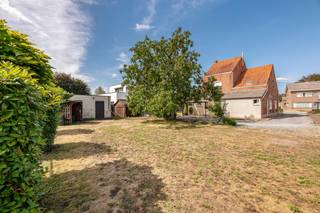 Op een centrale locatie in Bonheiden bevindt zich deze ruime woning met tal van mogelijkheden. De woning is gelegen aan de Schoolstraat 47 en staat op een mooi perceel van circa 9 are.<br />Binnen beschikt de woning over een ruime leefruimte met eet- en zithoek, een afzonderlijke keuken, een badkamer en verschillende praktische nevenruimtes. Met maar liefst vier slaapkamers biedt de woning voldoende plaats voor een groot gezin of voor wie behoefte heeft aan extra werk-, hobby- of logeerkamers.<br />De woning dient gerenoveerd te worden, maar vormt dankzij haar ruimte, indeling en perceeloppervlakte een uitstekende basis om volledig naar eigen smaak en wensen in te richten.<br />Rondom de woning bevindt zich een bijzonder ruime tuin met veel potentieel. De aanwezige garage en bijgebouwen zorgen bovendien voor extra opslag- en parkeermogelijkheden.<br /><br />Troeven: <br />✅ Vlak bij centrum Bonheiden<br />✅ Veel mogelijkheden<br />✅ Garage<br />✅ 9 Are<br />✅ ... <br /><br />Bent u op zoek naar een ruime gezinswoning die u volledig naar eigen hand kunt zetten? Dan is deze woning in het centrum van Bonheiden zeker een bezoek waard.<br /><br />Voor interactieve grondplannen met foto’s, ga naar www.wijns.be en klik op de knop “virtueel bezoek”.<br />Info &amp; afspraak:  ☎ 0473/33 33 10   ✉ geoffry@wijns.be