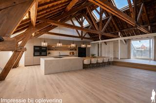 <p><em><strong>Wonen in een beschermd monument, met het comfort van vandaag</strong></em><br />In het hart van Turnhout krijgt één van de meest iconische herenhuizen van de stad een nieuw hoofdstuk. Residentie Het Gerecht is de stijlvolle renovatie van het voormalige Huis Van Hal, een beschermd neoclassicistisch monument uit 1886, ontworpen door architect Pieter-Jozef Taeymans.</p>
<p>Doorheen de jaren deed het gebouw dienst als privéwoning, arbeidsrechtbank en later als decor van het VTM-programma Mijn Pop-Up Restaurant. Vandaag wordt dit uitzonderlijke erfgoed met respect gerestaureerd en omgevormd tot een exclusieve residentie met slechts vier royale villa-appartementen.</p>
<p>Authentieke elementen worden zorgvuldig hersteld, terwijl moderne technieken, hedendaags comfort en een lift discreet worden geïntegreerd. Elk appartement beslaat een volledige verdieping en biedt maximale rust, privacy en ruimte. <br /><br /><em><strong>Het penthouse</strong></em><br />Op de bovenste verdiepingen bevindt zich een uitzonderlijk penthouse van ca. 265 m². De royale leefruimte met open keuken reikt tot in de nok van het dak en wordt overspoeld met daglicht dankzij grote schuiframen en nieuwe dakvlakramen. 's Avonds kijkt u vanuit de woonkamer letterlijk naar de sterrenhemel. Het private dakterras van 14,5 m² geniet van volledige privacy en biedt een prachtig uitzicht over de historische binnenstad. Op de derde verdieping bevinden zich twee slaapkamers, een dressing en een badkamer. Via een elegante trap bereikt u de vierde verdieping met daar een bijzonder charmante slaapkamer met ensuite dressing en badkamer.</p>
<p>Iedere eigenaar beschikt over een private kelderberging (27 tot 39 m²). Daarnaast blijven de historische wijnkelder en authentieke kolenkelder als gemeenschappelijke ruimtes behouden. De lift brengt u bovendien tot in de kelder.</p>
<p>Parkeren doet u onder uw private dubbele carport met aansluitende fietsenstalling. Daarnaast is een gemeenschappelijke afvalberging voorzien.<br /><br /><em><strong>Een hoogwaardige afwerking<br /></strong></em>Het penthouse wordt volledig afgewerkt opgeleverd, met uitzondering van de definitieve schilderwerken. Een nieuwe parketvloer is al geplaatst, en ook de muren en plafonds worden gerestaureerd en alles krijgt reeds een eerste schilderlaag. Voor de keuken en badkamers kiest u zelf de materialen en inrichting. Hiervoor zijn ruime budgetten in de vraagprijs opgenomen.</p>
<p>Ook technisch wordt alles vernieuwd. Het dak en buitenschrijnwerk is volledig nieuw, en het appartement wordt voorzien van domotica, vloerverwarming, een Viessmann-warmtepomp en ventilatie D. Zo geniet u van hedendaags comfort met behoud van het historische karakter.</p>
<p>De appartementen en kelderbergingen worden verkocht onder registratierechten (2% of 12%). Op de carports is 21% btw van toepassing.</p>
<p>De restauratiewerken zijn volop aan de gang. De oplevering wordt verwacht rond het najaar van 2026.</p>
<p><strong>Een beschermd monument, slechts vier exclusieve villa-appartementen en een penthouse dat zijn gelijke in Turnhout nauwelijks kent.<br /></strong></p>