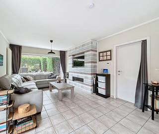 Energiezuinige vrijstaande woning op 600 m², rustig gelegen aan een natuurdomein. De woning omvat een inkomhal met gastentoilet, ruime en...