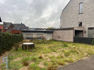 Te centrum Balegem vinden we dit terrein geschikt voor het optrekken van 3 garages. Goede investering.Voor meer inlichtingen of een afspraak ter...
