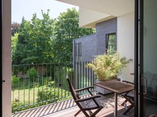 <strong>Ruim en lichtrijk 2-slaapkamerappartement met zonneterras in een groene en rustige omgeving vlakbij de Coupure.</strong><br /><br /><em>Bezoekdag op donderdag 11 december '25 tussen 12u en 13u. Voor een bezoek schrijf u in op info@carloeggermont.be </em><br /><br />Gelegen op de tweede lijn, tussen het groen, bevindt dit appartement zich op de eerste verdieping van een verzorgde en recente residentie (2013). Hier woon je in alle rust, en toch op wandelafstand van het bruisende stadscentrum.<br /><br />Het appartement geniet een praktische indeling en uitzonderlijke plafondhoogtes. De ruime leef- en eetruimte baadt in het licht en geeft via het terras uit op de gemeenschappelijke tuin. Aan de achterzijde bevinden zich twee volwaardige slaapkamers.<br /><br />Extra troeven zijn de fietsenberging, een kelderberging en een autostaanplaats. <br /><br />Kortom: de ideale combinatie van ruimte, licht, rust en ligging in hartje Gent.<br /><br /><strong>Domicilie verplicht (GEEN studenten)</strong><br /><strong>Beschikbaar vanaf 1 januari 2026. <br />Contracttype: lange termijn<br />De maandelijkse kosten: € 65<br />Staanplaats: € 80<br />Alle verbruik van EGW is individueel</strong>