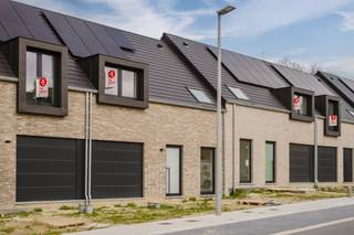 INDELING: GELIJKVLOERS: - inkomhal met gastentoilet - ruime leefruimte met toegang tot de tuin- open keuken met alle hedendaagse toestellen -...