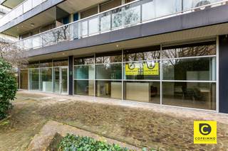 <p><span>Immeuble commercial prêt à l'emploi avec une excellente visibilité sur la Fruithoflaan</span></p><p><span> </span></p><p><span>Sur la très animée Fruithoflaan, vous trouverez cet immeuble commercial prêt à l'emploi d'environ 80 m², actuellement aménagé en salon de coiffure. Grâce à son excellente situation commerciale, à sa facilité d'accès et à sa finition de qualité, ce bien constitue une base idéale pour les indépendants, les professions libérales ou les prestataires de services à la recherche d'un emplacement visible et accessible.</span></p><p><span> </span></p><p><span>Agencement & agencement</span></p><p><span> </span></p><p><span>L'espace commercial est baigné de lumière naturelle grâce à de grandes fenêtres en verre pare-balles, ce qui assure non seulement la sécurité mais aussi une visibilité maximale. L'espace ouvert et efficacement aménagé vous permet de démarrer immédiatement, mais peut également être facilement adapté à d'autres fins commerciales.</span></p><p><span> </span></p><p><span>À l'arrière se trouve une cuisine séparée, équipée d'un évier et d'un lave-vaisselle, idéale pour la vie quotidienne. Il y a également des toilettes séparées.</span></p><p><span> </span></p><p><span>Confort supplémentaire & </span></p><p><span> </span></p><p><span>Parking en surface inclus, une valeur ajoutée absolue dans cet endroit</span></p><p><span> </span></p><p><span>Coffre-fort</span></p><p><span> </span></p><p><span>Chaîne stéréo intégrée</span></p><p><span> </span></p><p><span>Spots encastrés</span></p><p><span> </span></p><p><span>Très bonne luminosité</span></p><p><span> </span></p><p><span>Mobilier soigné et de qualité</span></p><p><span> </span></p><p><span>Pratique</span></p><p><span> </span></p><p><span>Provision : 111,00 + 13,88 fonds de réserve</span></p><p><span> </span></p><p><span>EPC-NR : label F</span></p><p><span> </span></p><p><span>Un immeuble commercial avec du charisme, situé sur un axe connu et fréquenté à Berchem, où visibilité, accessibilité et confort vont de pair. Idéal pour ceux qui veulent démarrer ou investir dans un endroit fort sans soucis.</span></p>