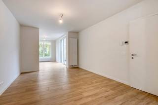 Gelegen in een rustige buurt nabij de Louizalaan, biedt dit prachtige tweeslaapkamerappartement modern wooncomfort met een vleugje luxe. Het maakt deel uit van een stijlvol en volledig vernieuwd gebouw (totaalrenovatie in 2024-2025) met hoge plafonds en een prachtige inkomhal.<br /><br />De lichte en ruime leefruimte sluit naadloos aan op het terras van 7m², ideaal om buiten te ontspannen. Het appartement beschikt over twee ruime en lichtrijke slaapkamers, alsook over een tussenruimte van 15m², perfect in te richten als bureau/dressing.<br />Stijlvolle badkamer voorzien van inloopdouche, bad en dubbele wastafel. Apart gastentoilet en een privatieve kelder.<br /><br />Vanuit de leefruimte en de master bedroom geniet u bovendien van een fraai uitzicht op het Justitiepaleis – een unieke troef.<br />Dankzij de centrale ligging, hoogwaardige materialen en doordachte renovatie is dit appartement instapklaar en combineert het modern comfort met een uitstekende ligging in hartje Elsene.<br /><br />Extra troeven:<br />- EPC-label C: energiezuinig en conform de huidige normen<br />- Lage algemene kosten<br />- Instapklaar en hoogkwalitatieve afwerking<br /><br />Voor meer informatie: laura@immoaccenta.be