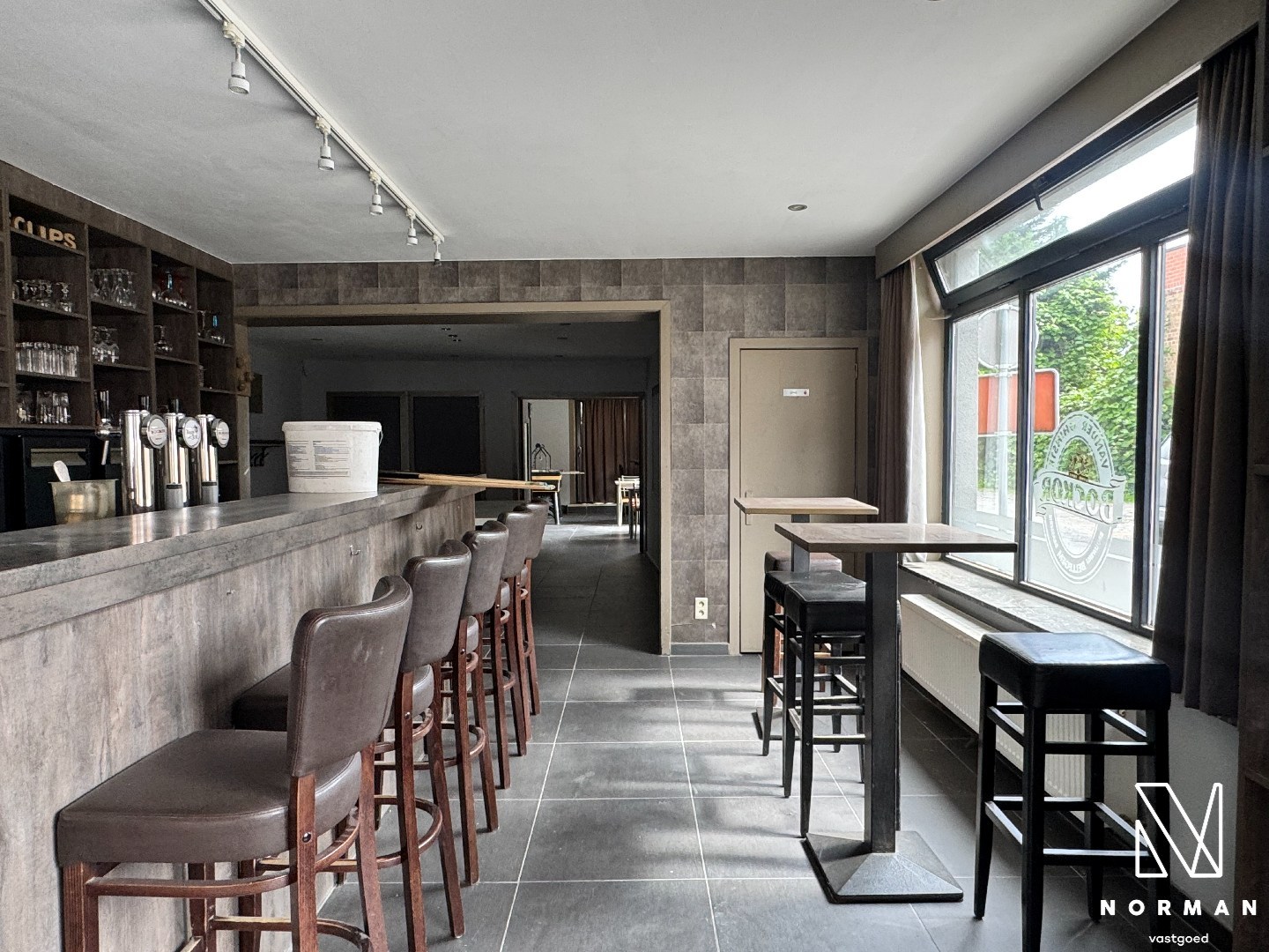 Ruim café te huur in Harelbeke met privé parking en terras! - foto 5