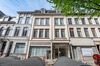 Dubbele handelswoning met mogelijkhedenGelegen aan de Anselmostraat bevindt zich deze riante dubbelwoonst met een gevelbreedte van maar liefst 10m.De...