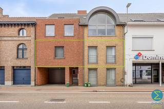 <p><strong>Instapklaar appartement met 2 slaapkamers en terras in het hart van Retie</strong></p>
<p>Op zoek naar comfortabel wonen op een toplocatie? Dit verzorgd appartement, bevindt zich op wandelafstand van de markt en het gezellige dorpscentrum, met winkels, horeca en voorzieningen binnen handbereik.</p>
<p>Via de traphal komt u binnen in de ruime leefruimte. Deze staat in open verbinding met de eethoek en de keuken, wat zorgt voor een praktische indeling. De keuken geeft tevens toegang tot de koele berging</p>
<p>Vanuit de eethoek bereikt u zowel het terras als de nachthal. Deze nachthal geeft toegang tot twee volwaardige slaapkamers, de badkamer en een apart toilet.<br /><br />Er is tevens een autostaanplaats achter het gebouw inbegrepen in de verkoopprijs.<br /><br /><em><span>Specificaties:</span></em><em></em><br /><em>- Bouwjaar: 2005<br /></em>- EPC: B / 132 kWh (m² jaar)<br />- 110m² bewoonbaar<br />- 2 ruime slaapkamers<br />- Autostaanplaats inbegrepen<br />- Elektra conform<br /><br /></p>