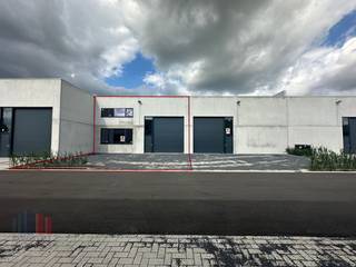 Nieuwbouw KMO-unit met een oppervlakte van 357 m² en 3 privatieve parkeerplaatsen te koop op een terrein van 582 m² langs de Olekenbosstraat, op...