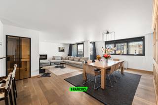Ontdek dit uitzonderlijke duplexappartement met riante oppervlakten, gelegen op een toplocatie in het levendige hart van Blankenberge. Op wandelafstand van de markt, de jachthaven en de iconische zeedijk geniet u hier van het beste dat de kuststad te bieden heeft. Dankzij een hoogwaardige renovatie en het gebruik van nobele materialen straalt dit appartement pure elegantie en hedendaags wooncomfort uit. De twee ruime, zonnige terrassen vormen de perfecte afwerking en maken van deze eigendom een ideale plek zowel als hoofdverblijf als exclusief pied-à-terre.<br /><br />De lift brengt ons naar de vierde verdieping, waar een elegante inkomhal met gastentoilet, vestiaire en praktische berging u verwelkomt. De overvloed aan natuurlijk licht en de indrukwekkende leefruimte vallen meteen op. De smaakvol gerenoveerde woonkamer ademt luxe en gezelligheid en loopt harmonieus over in een volledig uitgeruste open keuken, een droom voor elke kookliefhebber.<br /><br />Vanuit de keuken heeft u directe toegang tot een riante, zonnige terras waar u volop kunt genieten van de ochtend- en namiddagzon. Aan de andere kant van de leefruimte bevindt zich een charmant balkon met een prachtig uitzicht op de zonsondergang, een unieke plek om de dag in stijl af te sluiten.<br /><br />Op ditzelfde niveau bevindt zich ook een eerste ruime slaapkamer met maatkasten en een elegant afgewerkte en-suite badkamer. Via een verfijnde trap bereikt u de bovenverdieping waar drie extra slaapkamers op gelijke voet en een tweede luxueuze badkamer op u wachten. Deze badkamer is uitgerust met een dubbele wastafel, een comfortabel ligbad en een tweede toilet.<br /><br />Op technisch vlak laat dit pareltje niets aan het toeval over: dubbel glas in PVC-ramen, een conform elektrische installatie en een vlekkeloze afwerking tot in de kleinste details garanderen een zorgeloze aankoop. De combinatie van ruimte, licht, luxe en locatie maakt van dit duplex een uitzonderlijke opportuniteit aan de Belgische kust. Er is een privatieve berging op kelderverdieping aanwezig. <br /><br />Laat u verleiden door de charme, de allure en het uitzonderlijke wooncomfort van dit prachtige hoekappartement en plan uw bezoek vandaag nog.<br /><br />