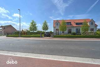 <strong>Instapklare gezinswoning op een toplocatie</strong><br />Welkom in deze charmante en instapklare woning, gelegen op een mooi perceel van maar liefst <strong><span>803 m²</span></strong>, wat zorgt voor extra ruimte, mogelijkheden en toekomstwaarde.<br />Binnen geniet je van een aangename bewoonbare oppervlakte van <strong><span>128 m²</span></strong><strong>.</strong> De woning is praktisch en huiselijk ingericht en beschikt over <strong><span>drie ruime slaapkamers</span></strong><strong>,</strong> waardoor ze perfect is voor gezinnen, koppels of wie graag wat extra plaats heeft.<br />De woning heeft een gunstig <strong><span>EPC-label B</span></strong>, wat zorgt voor een energiezuiniger en comfortabeler woongevoel.<br />Ook de ligging is een grote troef: rustig, aangenaam en toch zeer goed gelegen. Hier kom je thuis in een omgeving waar comfort, ruimte en mogelijkheden mooi samenkomen.<br /><strong>Interesse in een bezoek? Bel gerust naar 0495 534 865.</strong><br />