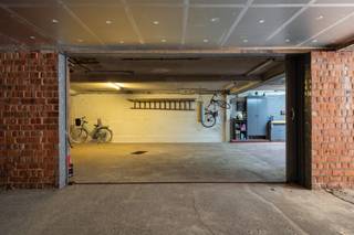 Ruime ondergrondse garage (92m²) met diverse gebruiksmogelijkheden én gerenoveerd gelijkvloersappartement (97m²) met 2 slaapkamers, tuin...