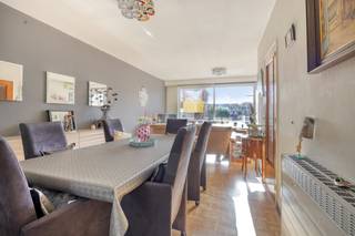 Ben je op zoek naar een praktisch ingedeeld appartement met twee slaapkamers, een terras en een eigen autostaanplaats?<br />Dan is dit appartement in de Pijlstraat zeker een match, vlakbij het centrum van Zwijndrecht.<br /><br />Je komt binnen via de inkomhal met ingemaakte kasten, die meteen zorgt voor extra opbergruimte.<br />Vanuit de inkomhal kom je in de leefruimte met aansluitende keuken.<br />De aangename leefruimte, <strong>voorzien van airco</strong>, biedt voldoende plaats voor een gezellige zithoek en eethoek.<br /><br />Het appartement beschikt over<strong> twee slaapkamers</strong>, waarvan één rechtstreeks toegang geeft tot het terras.<br />Verder is er een badkamer met lavabo en ligbad en een aparte ruimte voor was-en droogmachine.<br />Daarnaast zijn er een afzonderlijk toilet en een praktische berging aanwezig.<br /><br /><strong>Een eigen autostaanplaats</strong>, inbegrepen in de prijs, vormt een bijkomende troef en zorgt voor extra parkeergemak.<br />Een comfortabel appartement met een praktische indeling.<br /><br />Ideaal voor wie op zoek is naar een fijne thuis of <strong>een interessante investering.</strong><br /><br /><br />Kom je graag eens kijken? Bel ons op 03/775.78.79.<br />Ben je ook van plan jouw eigendom te verkopen? Maak een afspraak voor een gratis schatting, wij maken er samen een succesverhaal van!<br />