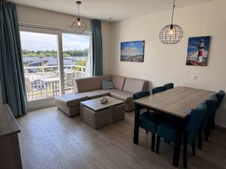 Bemeubeld vakantie appartement in het complex NieuwPoort Resort vlakbij het centrum van Nieuwpoort-Stad en de haven.<br /><br />Woonkamer met open uitgeruste keuken, 2 slaapkamers, badkamer met douche, wastafel en toilet en een terras.<br /><br />U heeft eveneens toegang tot alle faciliteiten van het complex zoals een grote speeltuin, binnenzwembad, hamam, sauna, petanqueveld, lounge met spelletjes, bbq, ...<br />Er zijn een overdekte fietsenstalling en parkeerplaatsen op het terrein.<br /><br />Het appartement wordt op heden verhuurd op basis van het Pro-model waarbij het appartement in de verhuurpoule zit een u een gedeelde huuropbrengst ontvangt. Er is de mogelijkheid om later over te schakelen naar het Flex-model waarbij u zelf als eigenaar het appartement kan gebruiken als tweede verblijf en u huuropbrengsten krijgt van de verhuring van uw appartement.<br />Het appartement wordt verkocht met erfpacht.<br />Meer info hierover: 058/41.11.11 of verkoop@immodepanne.be