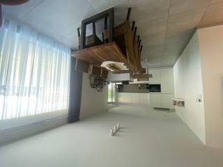 Langs de Torhoutsesteenweg te Zedelgem is dit instapklaar appartement met 2 slaapkamers, ruim terras en autostaanplaats terug te vinden. Dankzij de centrale ligging van het appartement ben je in een mum van tijd in het centrum, de autostrade, alsook supermarkten, horeca en openbaar vervoer zijn op loopafstand te bereiken! <br /><br />De indeling van het appartement is als volgt: via de ruime inkomhal met gastentoilet komen we binnen in de lichtrijke leefruimte met de volledig geïnstalleerde en open keuken. De keuken is voorzien van een inductiekookplaat, combi oven, spoelbak, dampkap en vaatwasmachine. Aanpalend aan de leefruimte hebben we het ruim terras met tuintje, waar genieten van de avondzon centraal staat. Via de nachthal hebben we toegang tot de berging, met aansluiting voor de wasmachine en droogkast. Er zijn ook nog 2 ruime slaapkamers te vinden. De badkamer is voorzien van twee wastafels, een ruime inloopdouche en toilet. <br /><br />Bij het appartement is ook nog een autostaanplaats inbegrepen in de huurprijs, alsook is er een gezamenlijke fietsenberging. <br /><br />Bouwtechnisch is dit appartement voorzien van vloerverwarming en een ventilatiesysteem. Er is een zeer laag energieverbruik. Het appartement zal ook nog geschilderd worden. <br /><br />Syndicuskosten: €50/maand <br /><br />Is dit appartement volledig wat u zoekt? Plan dan zeker uw bezoek in!<br /><br />