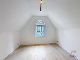 <strong>BRUSSEL: In het stadscentrum en dicht bij alle voorzieningen, volledig gerenoveerde studio van ±35 m² gelegen op de 3e verdieping zonder lift. De indeling is als volgt: woonkamer van ±13 m², ingerichte keuken (oven, kookplaten, afzuigkap, koelkast en vriezer), doucheruimte, toilet. Kosten: Voorschot van 50€/maand, inclusief koud water en gemeenschappelijke kosten. EPC D. Per direct beschikbaar. </strong><br /><br /><span>Op de 3e verdieping zonder lift</span> :<span> </span><br /><br />- Woonkamer ±13 m²<br /><br />- Ingerichte keuken (oven, kookplaten, afzuigkap, koelkast en vriezer) <br /><br />- Doucheruimte <br /><br />- WC