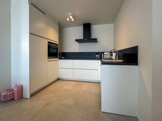 Vandaag nemen we je mee naar een nieuwbouwappartement in de gemeente Bornem. Dit hoogwaardig afgewerkte appartement bevindt zich op een boogscheut van het centrum met alle nodige faciliteiten.<br /><br />We betreden het appartement via de inkomhal die toegang geeft tot de ruime en lichtrijke leefruimte met volledig geïnstalleerde, open keuken. <br />De grote raampartijen in de leefruimte geven toegang tot het ruime terras.<br /><br />Via de nachthal wandelen we door naar een praktische berging en het gastentoilet.<br />Het appartement is voorzien van een mooie slaapkamer en een volledig ingerichte badkamer met inloopdouche in duurzame materialen. <br /><br />De combinatie van alle nieuwste technieken en het EPC A zorgen ervoor dat dit appartement zeer energiezuinig is.<br /><br />Bij het appartement is een autostaanplaats inbegrepen. <br />Fietsen kan je opbergen in de gemeenschappelijke fietsenstalling. <br /><br />Maandelijkse gemeenschappelijke kosten bedragen €75,00.<br /><br />Heb je interesse in dit centraal gelegen nieuwbouwappartement?<br />Contacteer ons gerust via bryann@julimmo.be of 0492 86 51 03.
