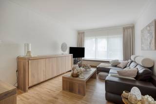 Bij het betreden van de woning komen we binnen in een gezellige hal die ons meteen doorleidt naar de ruime leefruimte. Dankzij de grote ramen aan...