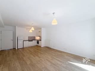 <p><strong>ETTERBEEK – Gelegen in de Europese wijk, in de nabijheid van de Europese instellingen, het openbaar vervoer, winkels en groene ruimten. Prachtig appartement met 3 slaapkamers van circa 109m² met terras.</strong></p>
<p><span>Op de 4de verdieping:</span></p>
<ul>
<li>
<p>Inkomhal</p>
</li>
<li>
<p>Lichtrijke leefruimte van circa 31 m² (4,45m * 4,83m)</p>
</li>
<li>
<p>Volledig geïnstalleerde open keuken (wastafel, vitrokeramische kookplaten, afzuigkap, koelkast/vriezer, oven en vaatwasser)</p>
</li>
<li>
<p>Slaapkamer van circa 15 m² (4,90m * 3,10m)</p>
</li>
<li>
<p>Slaapkamer van circa 9,5 m² (2,60m * 3,50m)</p>
</li>
<li>
<p>Slaapkamer van circa 9 m² (2,50m * 3,50m)</p>
</li>
<li>
<p>Badkamer met bad en douche</p>
</li>
<li>
<p>Wasplaats met aansluiting voor een wasmachine</p>
</li>
<li>
<p>Apart toilet</p>
</li>
</ul>
<p>Kelder nr. 8 Parkeerplaats (nr. P27) inbegrepen in de huurprijs</p>
<p>Lasten: forfait van 110 €/maand voor de gemeenschappelijke delen + voorschot van 125 €/maand voor warm water en verwarming. <br />Eenmalige verhuiskosten van 50€ ! <br />Verzekering afstand van verhaal: 150€/jaar</p>