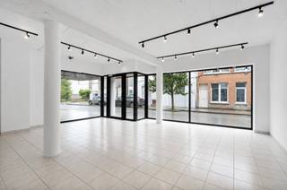 <p>Dit commercieel pand met garage, combineert een uitstekende visibiliteit met tal van mogelijkheden voor zowel eigen gebruik als investering.</p>
<p>Dankzij de ligging in een drukke, commerciële straat geniet het pand van een constante passage en maximale zichtbaarheid. Dit maakt het uitermate geschikt voor ondernemers die hun activiteit willen laten groeien op een strategische locatie.</p>
<p>Het gelijkvloers omvat een veelzijdige commerciële ruimte die flexibel kan worden ingericht volgens uw noden, of u nu een winkel, kantoor, vrij beroep of dienstverlenende activiteit wenst uit te baten. De aanwezigheid van een garage/opslagruimte vormt een belangrijke troef en biedt extra praktische mogelijkheden, wat zelden voorkomt in dit segment.</p>
<p>De centrale ligging in Liedekerke zorgt bovendien voor een vlotte bereikbaarheid en een sterke commerciële omgeving met gevestigde handelszaken in de directe nabijheid. Dit vertaalt zich niet alleen in een ideale uitvalsbasis voor zelfstandigen en starters, maar ook in een interessant investeringspand met aantrekkelijk verhuurpotentieel.</p>
<p>Kortom, een veelzijdig handelspand op een toplocatie dat zowel functioneel als commercieel sterk scoort.</p>
<p> </p>
<p>&#128222; Contacteer ons vandaag nog voor meer informatie of een bezoek ter plaatse.</p>