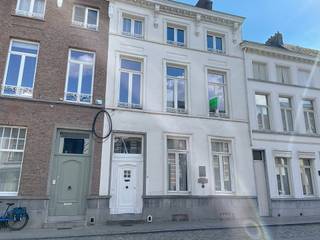 Onder de schaduw van de 15de-eeuwse Kluizekerk, met zicht op de iconische Sint-Gummaruskerk, ligt deze karaktervolle en historisch...