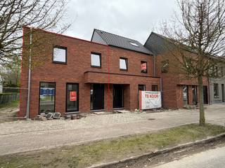 Deze moderne nieuwbouwwoning combineert comfort, kwaliteit en een doordachte indeling. <br />Op het gelijkvloers verwelkomt een ruime inkomhal met gastentoilet je in de woning. De lichte leefruimte met halfopen keuken vormt het hart van het huis, met uitzicht op de tuin. Aansluitend aan de keuken bevindt zich een praktische berging/wasplaats.<br /><br />Op de eerste verdieping vind je 3 aangename slaapkamers, een afzonderlijk toilet en een stijlvolle badkamer. Via een vaste trap bereik je de afgewerkte zolderverdieping, ideaal als extra slaapkamer, bureau of hobbyruimte.<br /><br />De koper kan, indien gewenst, nog een garage en tuinberging plaatsen in de achtertuin. <br />Achteraan het perceel is er eveneens ontsluiting via een gemeenteweg. <br /><br />De woning is afgewerkt met kwalitatieve materialen en voorzien van vloerverwarming op aardgas, sanitaire installatie (incl. sanitaire toestellen), ventilatiesysteem type D, gekeurde elektrische installatie met zonnepanelen, regenwaterpomp (geplaatst in de regenwaterput), gepleisterd en volledig gechapt. Tevens is een binnentrap in beuk voorzien. <br /><br />De verdere afwerking, waaronder sanitaire toestellen met meubilair, vloeren en faïence, binnendeuren en keuken, wordt gerealiseerd naar eigen smaak van de koper. De laminaatvloeren in de slaapkamers worden door de koper zelf voorzien. <br />Indien gewenst kan de woning ook 'niet afgewerkt' worden aangekocht.<br /><br />Een woning die klaarstaat om jouw thuis te worden — comfortabel, energiezuinig (E-peil 27) en met oog voor detail.<br /><br />Grondaandeel: € 140.000,00 (excl. notaris, aandeel verkavelingsakte, prekadastratie, ... *)<br />Constructie: € 247.000,00 (excl. 21% BTW)<br /><br />* Kosten voor nutsaansluitingen (€ 3744,47 excl. btw), aandeel verkavelingsakte (€ 800,00 excl. btw), prekadastratie (€ 250,00 excl. btw) en notaris te dragen door de koper.