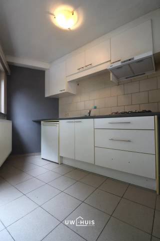 Bent u op zoek naar een appartement met twee slaapkamers en terras, in het centrum van Hamme?<br />Lees en kijk dan snel even verder!<br /><br />Dit appartement is ideaal gelegen, in het centrum van Hamme. Scholen, winkels en het openbaar vervoer zijn vlakbij (op wandelafstand). Dit appartement is gelegen op de tweede verdieping. Er is een gemeenschappelijke fietsenberging aanwezig op het gelijkvloers. <br /><br />Indeling: <br />Inkomhal. Lichtrijke leefruimte met rechtstreeks toegang tot de keuken. De keuken is geïnstalleerd met kasten en toestellen. Terras (aansluitend aan de keuken). Badkamer met douche, lavabomeubel en toilet. Tevens is er aansluiting voorzien voor het wasmachine en de droogkast in de badkamer. Twee slaapkamers waarvan één slaapkamer rechtstreeks toegang verleent tot het overdekte terras. <br /><br />Dit appartement is onmiddellijk beschikbaar. <br />Er zijn geen gemeenschappelijke kosten van toepassing. 