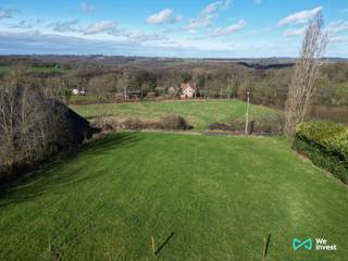 Présentation complète sur notre site : https://weinvest.be/fr-BE/property/for-sale/huy/land/61379Idéalement situé dans le quartier calme du Sarte à...