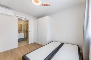 Op de derde verdieping van Residentie Emily, in de autovrije en centrale Parijsstraat in Leuven, bevindt zich dit hedendaags afgewerkte appartement met één slaapkamer. Het karaktervolle gebouw werd in 2025 volledig vernieuwd, waarbij duurzaamheid en woonkwaliteit centraal stonden. De woonruimte geniet van een aangename lichtinval en sluit naadloos aan op de open keuken, die is uitgerust met een combi-oven. Verder is er plaats voor een eettafel met stoelen en een praktische werkplek met bureau en bureaustoel. De aparte slaapkamer is ingericht met een comfortabele boxspring, een ruime kleerkast en gordijnen. De badkamer werd strak vormgegeven en beschikt over een douche, toilet en modern lavabomeubel. Dankzij de individuele lucht-lucht warmtepomp geniet u het hele jaar door van een aangenaam binnenklimaat, zowel voor verwarming als koeling. Het appartement beschikt over aparte nutsvoorzieningen, conforme elektriciteit, een positief brandweerverslag, EPC-label A en een volledig asbestvrij attest. Bijkomend is het appartement een zorgeloze investering met €13.200 aan jaarlijkse huurinkomsten. Interesse? Contacteer ons voor meer informatie of een vrijblijvend gesprek via 016/22.82.22 of info@homies.be. HOMIÉS, an Eye for Immo.