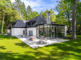 <p><strong>Exclusieve, Volledig Gerenoveerde Villa op een Prachtige Locatie in Schilde</strong></p>
<p>Met trots stellen wij u deze uitzonderlijke, volledig gerenoveerde villa voor, gelegen op een prachtig hoekperceel in het idyllische en residentiële 's-Gravenwezel, vlak bij het centrum van Schilde. Deze unieke woning bevindt zich in een rustige doodlopende straat, op wandelafstand van scholen, openbaar vervoer en winkels – de perfecte balans tussen privacy en bereikbaarheid.<br /><br /><strong>Architecturale Perfectie – Een Samenspel van Verleden en Toekomst</strong><br />De recente totaalrenovatie transformeerde deze villa tot een ware parel, waarbij karaktervolle elementen harmonieus samengaan met hedendaagse luxe en technologie. Elke ruimte vertelt een verhaal: zorgvuldig herontworpen met oog voor detail, kwaliteit en sfeer. Het resultaat is een woning van absolute topklasse, zowel technisch als esthetisch.</p>
<p><strong>Indeling </strong><br />Bij binnenkomst wordt u verwelkomd in een stijlvolle inkomhal met vestiaire en gastentoilet. Van hieruit heeft u toegang tot een polyvalente ruimte, ideaal als bureau of tv-kamer, en een gezellige eetkamer.</p>
<p>De royale leefruimte biedt een prachtig uitzicht op de tuin en sluit naadloos aan op de spectaculaire leefkeuken, ondergebracht in een adembenemende glazen uitbouw. Deze keuken is volledig uitgerust met hoogwaardige toestellen en biedt een perfecte interactie met de buitenruimte – ideaal voor wie houdt van binnen-buiten leven.</p>
<p>Verder op het gelijkvloers is er een dubbele inpandige garage en een praktische berging</p>
<p><strong>Eerste Verdieping </strong><br />De elegante stalen trap leidt naar de eerste verdieping, waar vier ruime slaapkamers onder de indrukwekkende dakstructuren zijn ondergebracht. <br />De master suite is een waar toevluchtsoord, met ruimte voor een dressing, een luxueuze en-suite badkamer en een panoramisch zicht op de tuin.<br />Daarnaast:</p>
<ul>
<li>
<p>Eén slaapkamer met eigen douchekamer</p>
</li>
<li>Twee extra ruime slaapkamers</li>
<li>
<p>Extra badkamer met inloopdouche en dubbele wastafel</p>
</li>
<li>
<p>Apart toilet</p>
</li>
<li>
<p>Praktische waskamer</p>
</li>
</ul>
<p><strong>Buitenruimte – Uw Privé-Oase</strong><br />De riante tuin, omringd door volwassen bomen, biedt een oase van rust en privacy. Het ruime zonneterras vormt de ideale plek om te ontspannen, te genieten van lange zomerdagen of gasten te ontvangen in stijl. Er is een mogelijkheid om een zwembad te laten aanleggen.</p>
<p><strong><br />Bijzonderheden:</strong></p>
<ul>
<li>Totale, hoogwaardige renovatie</li>
<li>Verkoop onder registratie</li>
<li>EPC-label A</li>
<li>Vloerverwarming overal</li>
<li>Grote raampartijen voor optimale lichtinval</li>
<li>Hoogwaardige afwerking en maatwerkoplossingen</li>
<li>Buiten tafeltennis (voor zomer/winter)</li>
</ul>
<p></p>
<p>Voor meer informatie of een bezichtiging aan deze prachtige woning, neem contact met Sigalit via sigalit@reds.be of 0475668474</p>
