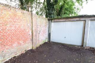 Op zoek naar een garagebox of opslagruimte in het centrum van Turnhout? <br /><br />Deze ruime garagebox bevindt zich in de Duifhuisstraat te Turnhout op wandelafstand van het centrum en met eveneens een vlotte verbinding naar de ring om Turnhout en de autosnelweg E34 Antwerpen – Eindhoven. <br /><br />De garagebox is voorzien van een mechanische stalen kantelpoort en biedt voldoende ruimte voor uw wagen, fietsen, gereedschap, … . <br /><br />De indicatieve afmetingen zijn circa 5,5m diep op 2,8m breed. <br /><br />Voor bijkomende informatie of een plaatsbezoek, tel 0496 51 10 10 of info@vastgoedpicavet.be . <br />
