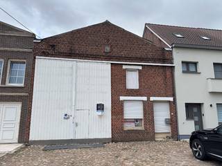 <p>OPSLAGPLAATS van 200 m², bestaande uit :</p>

<p>Open ruimte van 1m op 20m met rechts bureel + verdiep erboven;<br />Poort van 4m50 breed op 6m hoog<br />Verharde vloer<br />Toilet aanwezig<br />Niet geïsoleerd<br />Voorliggende parking voor een 6-tal wagens <br /><br />- Commerciëel gelegen langs oude baan Gent-Kortrijk ;<br />- Beschikbaarheid : 01/10/2026<br /> </p>