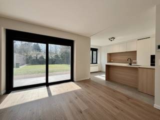 - Nabij winkels, scholen en openbaar vervoer<br />- Ruime lichte woonkamer op parketvloer<br />- Nieuwe mooie open keuken met Siemens toestellen<br />- Inkom en traphal in graniet<br />- 4 slaapkamers waarvan masterbedroom met mooi zuid-terras<br />- 2 moderne badkamers<br />- Ruime kelder<br />- Mooie verzorgde zuid-tuin met toegangspoort<br />- Dubbele en enkele garage<br />- Ca. 1000 m² totale oppervlakte<br />- EPC-waarde = 64 kWh/m² (per jaar)<br />- Watertoets: P-score: A - G-score: A<br /><br />Beschikbaar 1 mei 2026<br /><br />Vg-Wg-Gdv-Gvkr-Gvv<br /><br />Contacteer ons via info@vergimmo.be