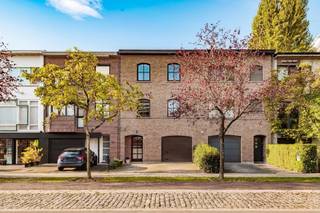 <p><span>OMGEVING:</span></p><p><span>Wonen op een centrale locatie in Berchem, met alle dagelijkse voorzieningen binnen handbereik én een verrassend ruime woning van 258m² om thuis te komen. Winkels scholen, openbaar vervoer en sportfaciliteiten bevinden zich op korte afstand. </span></p><p><span>INDELING: </span></p><p><span>Via de inkomhal met vestiaire en apart toilet betreedt u deze woning, waar de royale en uiterst lichte leefruimtes meteen de aandacht trekken. Hier geniet je van een optimale connectie met de zuidwest georiënteerde tuin. De ruime, volledig uitgeruste leefkeuken sluit mooi op de leefruimte en heeft nog een aparte berging. </span></p><p><span>De woning beschikt over maar liefst zes volwaardige slaapkamers, waardoor er ruimte is voor het hele gezin, een bureau of een hobbykamer. Twee badkamers en drie toiletten maken het geheel bijzonder comfortabel voor dagelijks gebruik.</span></p><p><span>Ook buiten is het volop genieten. De stadstuin van 210 m² vormt een heerlijke plek om tot rust te komen, gezellig samen te tafelen of lange zomeravonden door te brengen. Dankzij de zuidwestelijke oriëntatie geniet u hier van lekker veel zonlicht. Het terras van 20 m² met overkapping en zonneluifel zorgen dan weer voor voldoende schaduw. Handig is ook het tuinhuis voor het opbergen van al je tuinmateriaal.</span></p><p><span>Tot slot beschikt de woning over een inpandige garage met laadpaal voor een elektrische wagen en is ze voorzien van een automatische poort. Verder is er op de oprit nog plaats voor 2 extra wagens.</span></p><p><span>TROEVEN</span></p><p><span>- Elektrische keuring conform</span></p><p><span>- Zuid west tuin</span></p><p><span>- EPC b</span></p><p><span>- 3 staanplaatsen</span></p><p><span> </span></p><p><span> </span></p>